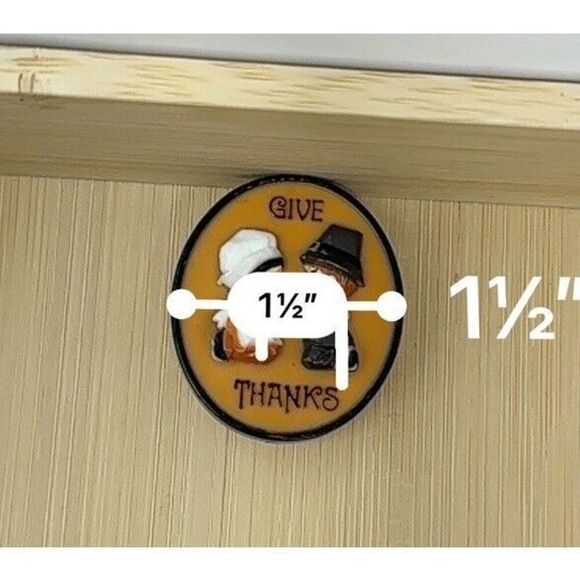 Vtg Thanksgiving Brooch Lapel Pin "Give Thanks" Praying Pilgrims 1.5" Hallmark - Picture 4 of 5